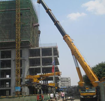 南昌安義縣大型空調機組吊裝現(xiàn)場 南昌安義縣大型空調機組吊裝現(xiàn)場